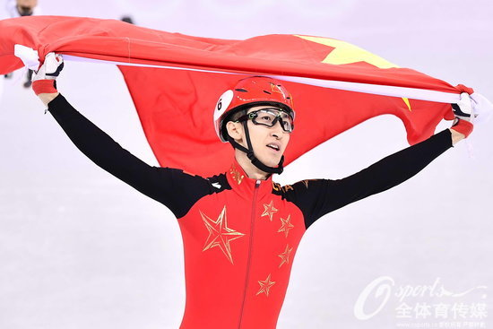 武大靖賽后披國旗慶祝勝利。